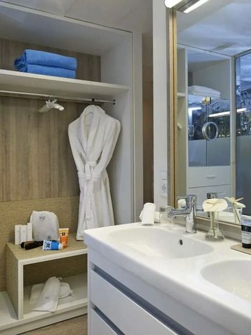 Badezimmer mit stilvoller Ausstattung und Pflegeprodukten.