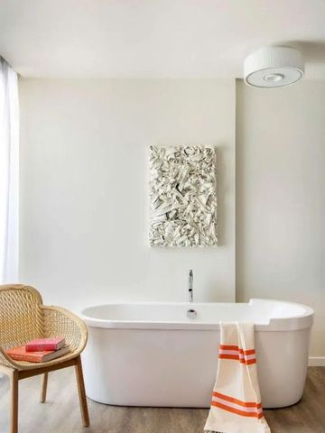 Freistehende Badewanne in modernem Design und minimalistischer Dekoration.