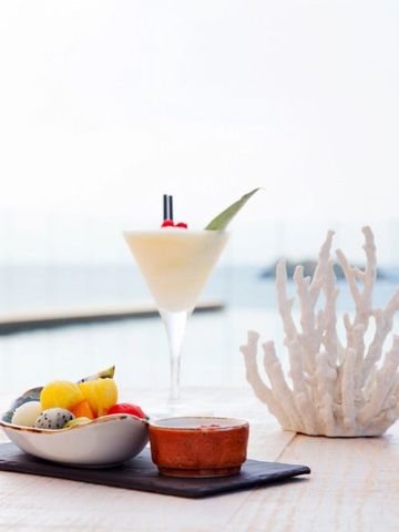 Cocktail und Dessert mit Blick auf das Meer