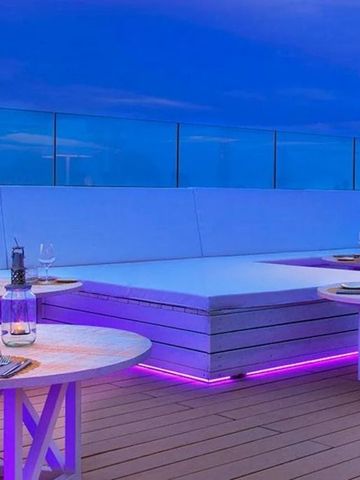 Moderne Lounge auf einer Terrasse bei Dämmerung