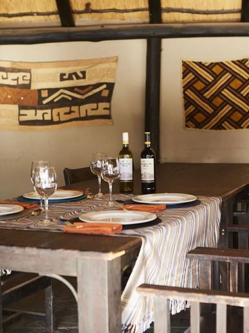 Essbereich mit Holzdekor und Weinfalschen auf dem Tisch