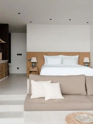 Modernes Schlafzimmer mit Kingsize-Bett, Sofa und minimalistischem Design.