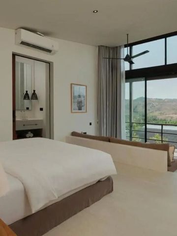 Zimmer mit Aussicht auf die Landschaft, Bett und offener Wohnbereich.