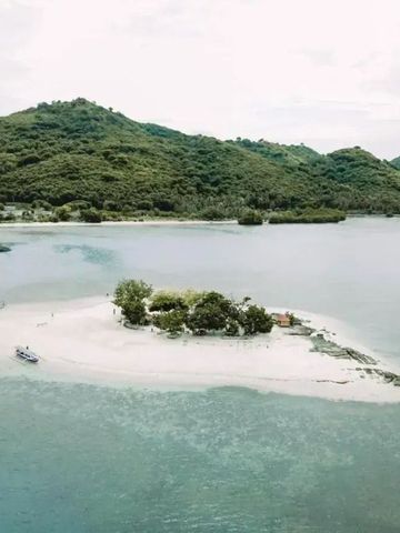 Kleine Insel in einer ruhigen, türkisfarbenen Lagune