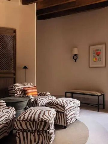 Gemütliche Sitzecke mit Sesseln und Kunstwerk an der Wand