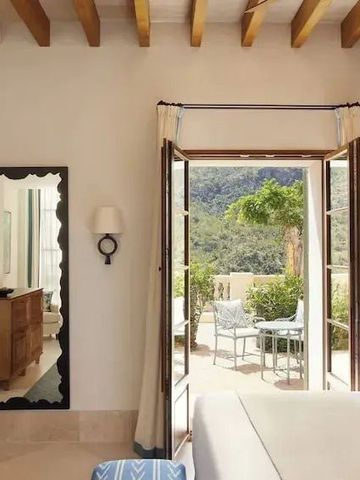 Schlafzimmer öffnet sich zur Terrasse mit Blick auf die grüne Umgebung