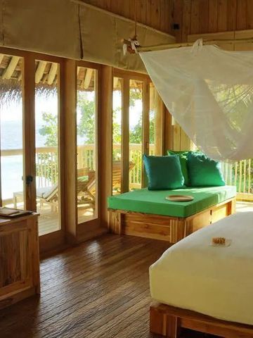 Helles Zimmer mit Balkon und Meerblick. Moderne Einrichtung und gemütliches Doppelbett.