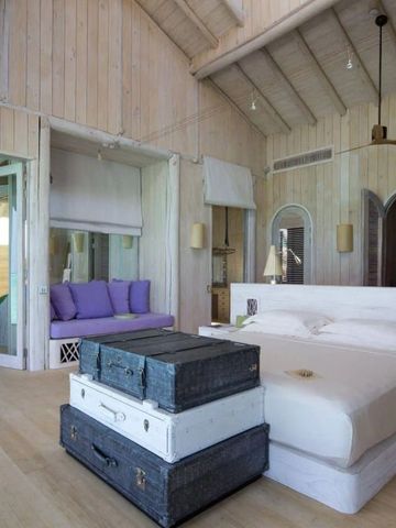 Großes Schlafzimmer mit stilvollen Koffern als Dekoration