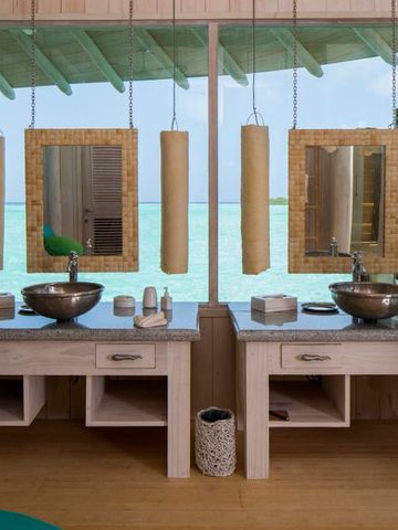 Badezimmer mit zwei Waschbecken und Meerblick