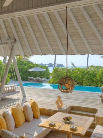 Terrasse mit Hängesessel und Pool mit Aussicht auf den Ozean
