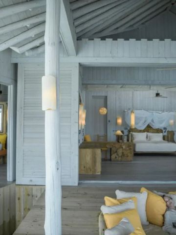 Offenes Zimmer mit Holzdesign und gemütlichen Sitzmöglichkeiten