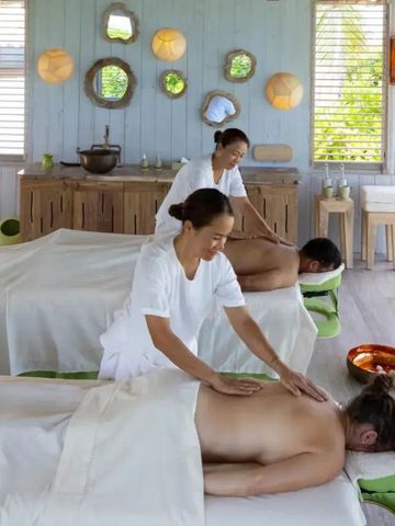 Wellnessbereich mit Massage-Tischen und entspannter Atmosphäre