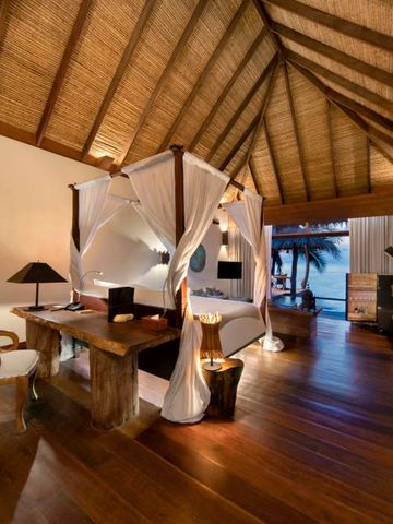 Villa mit Blick auf das Meer und Himmelbett aus Holz