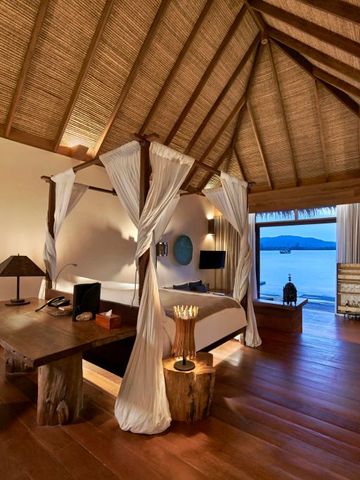 Künstlerisch gestaltete Villa am Meer mit Himmelbett und Holzelementen