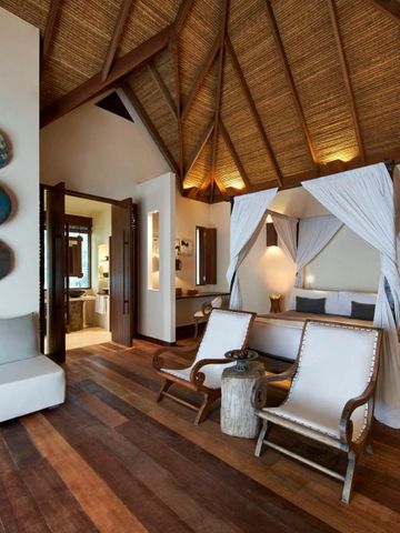 Geräumige Suite mit Himmelbett und tropischem Design