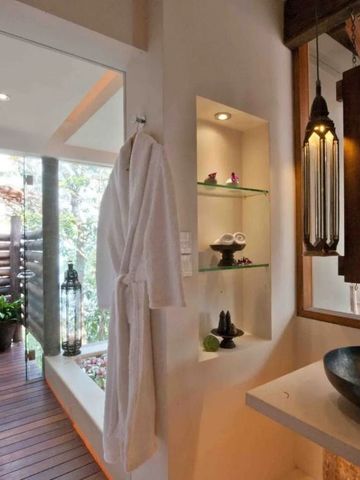 Elegantes Badezimmer mit Naturholzelementen und Blick auf eine private Terrasse