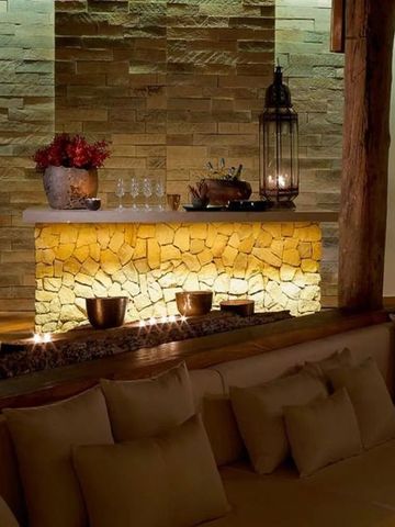 Gemütliche Lounge mit dekoriertem Kamin und warmem Beleuchtungsambiente