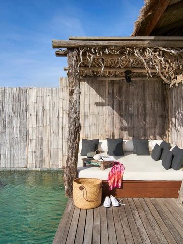 Gemütliche Sitzgelegenheit auf einer Villa-Terrasse mit Ausblick auf Pool