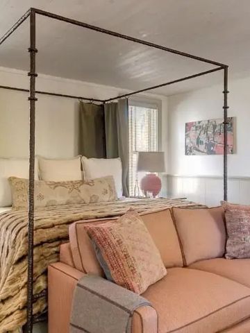 Gemütliches Schlafzimmer mit hochwertigem Himmelbett und Sofa im Eleven Sopris House