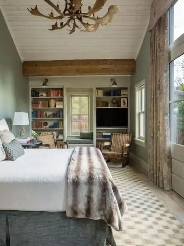 Lichtdurchflutetes Schlafzimmer mit Accessoires und Bücherregalen im Eleven Sopris House