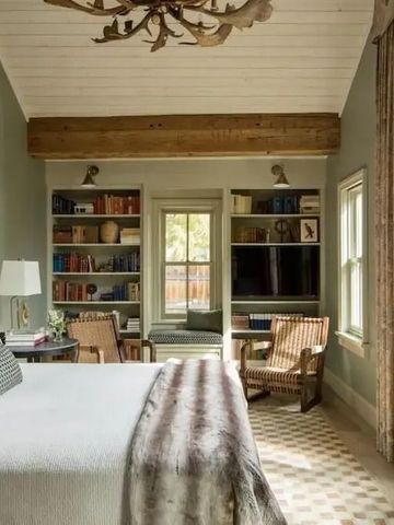 Schlafzimmer im Eleven Sopris House mit natürlichem Licht und Holzelementen