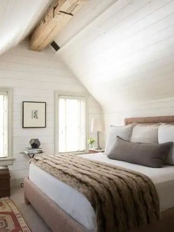 Helles Zimmer mit Holzbalken und gemütlichem Bett im Landhausstil