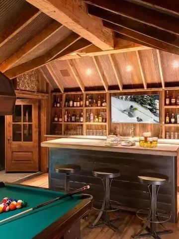 Eleganter Billardraum mit Bar und Holzausstattung