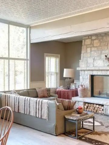 Wohnzimmer mit moderner Einrichtung und Steinkamin