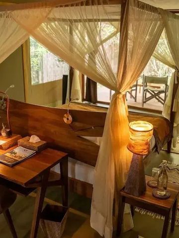 Gemütliche Suite mit Schreibtisch und großem Bett mit Baldachin