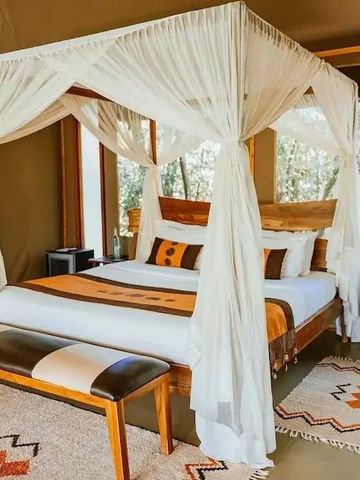 Modernes Schlafzimmerdesign mit elegantem Himmelbett