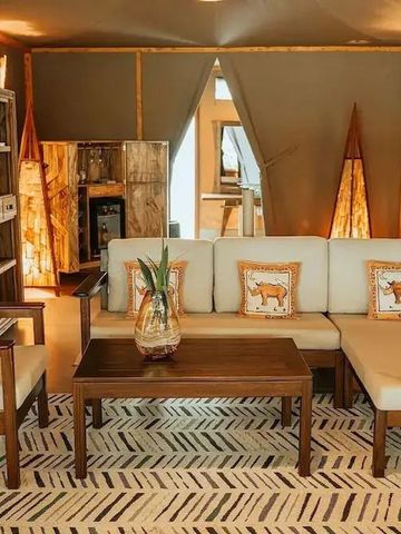 Eleganter Wohnbereich mit Sofas, Kissen und Holzmöbeln