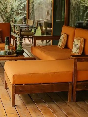 Gemütliche Terrasse mit Holzsofas und Kissen