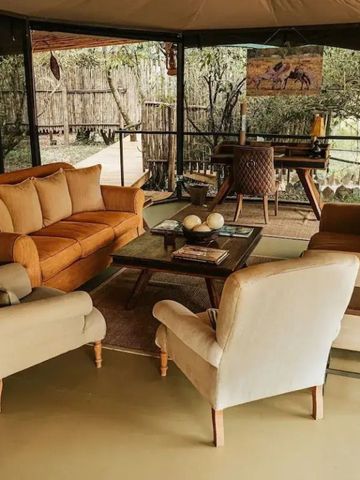 Eleganter Lounge-Bereich mit bequemen Sesseln im Safari-Stil