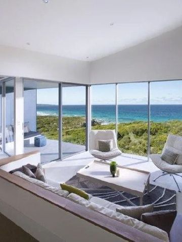 Luxuriöser Wohnraum mit atemberaubendem Blick auf die unberührte Küste