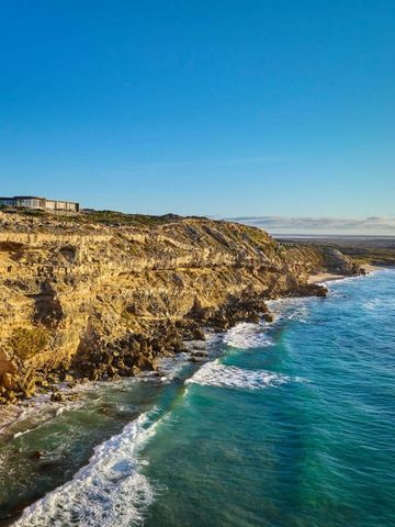 Küstenblick mit Klippen und blauem Meer unter klarem Himmel