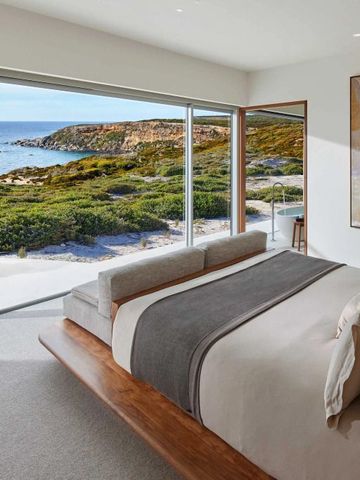 Elegantes Schlafzimmer mit Panoramablick auf die Küste