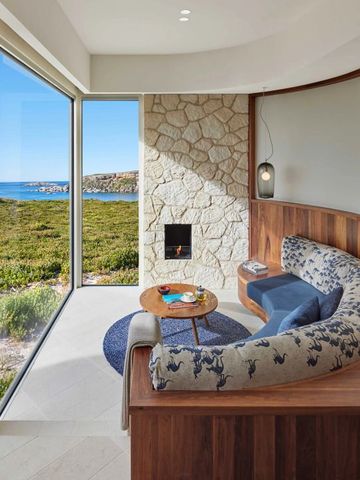 Helle Suite mit Panoramafenstern und Meerblick moderner Kamin