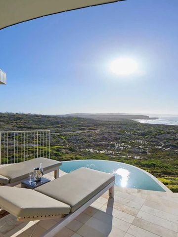 Atemberaubende Aussicht von privater Terrasse mit Liegestühlen und Infinity-Pool