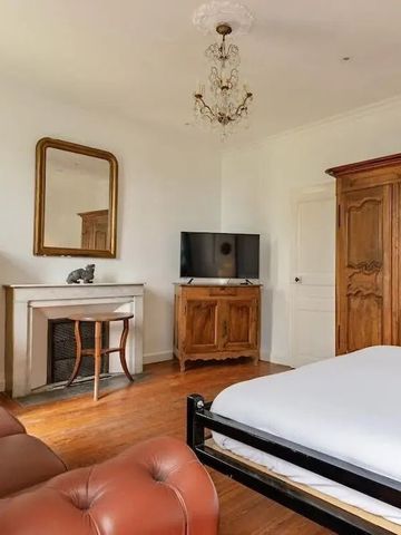 Elegantes Schlafzimmer mit Holzböden und antiken Möbeln