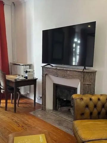 Wohnbereich mit Ledersofa und großem Flachbildfernseher