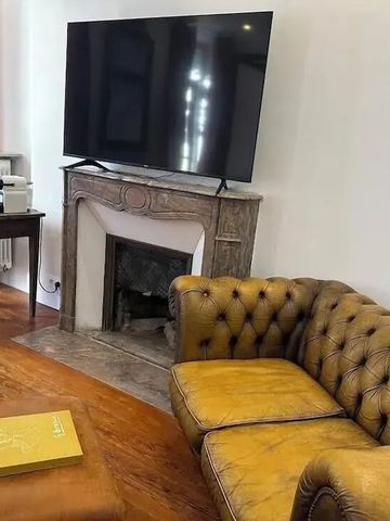 Sitzbereich mit klassischem Sofa vor einem Fernseher