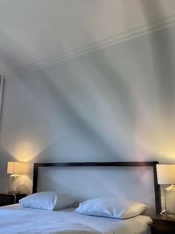 Elegantes Zimmer mit Doppelbett und stilvoller Beleuchtung