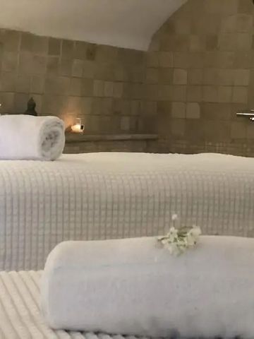 Wellnessbereich mit zwei Liegen und weißen Handtüchern