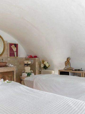 Wellnessraum mit zwei Behandlungsliegen und gewölbter Decke im Hotel