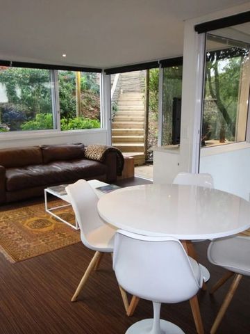 Gemütlicher Wohnbereich mit braunem Sofa und Esstisch