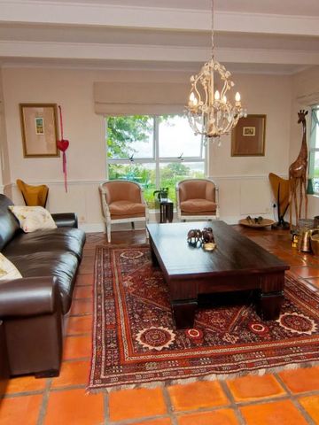 Gemütliches Wohnzimmer mit Ledersofa, Kamin und eleganter Dekoration