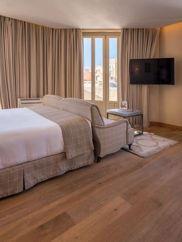 Geräumiges Hotelzimmer mit großem Bett und modernen Annehmlichkeiten