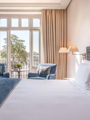 Helles Zimmer mit großem Bett und French Doors zum Balkon