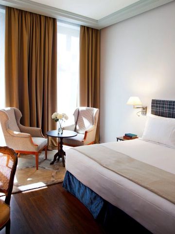 Komfortables Hotelzimmer mit gemütlichem Sitzbereich und moderner Einrichtung