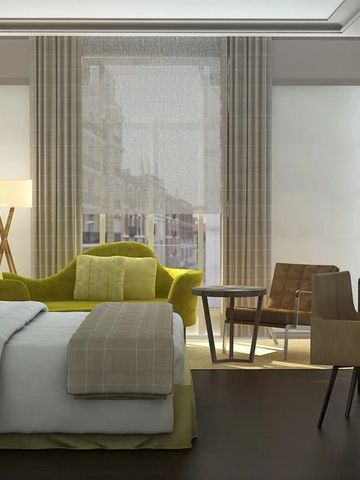 Schickes Hotelzimmer mit modernen Möbeln und großem Fenster.